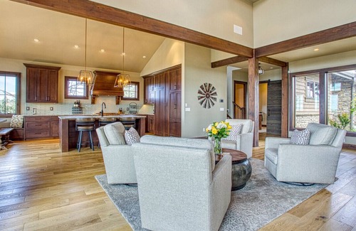 Powell Butte House | Casa de Brasada - Golf I Sleeps 10
