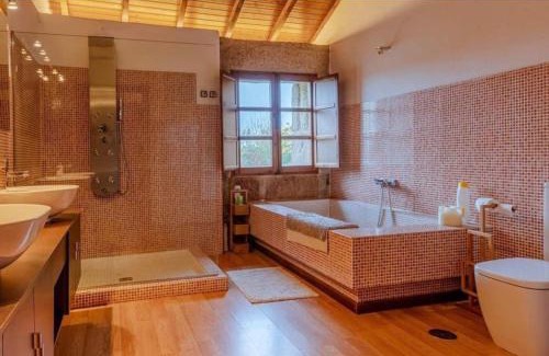 Amoeiro Ski Chalet | Casa de campo con piscina, entera o por habitaciones