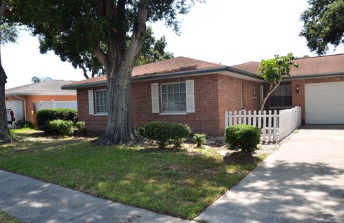 Largo House | Casa de Corazon-A comfortable home with pool in a quiet neighborhood near beach.