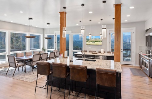 Windcliff Estates House | Casa de Cristal Sleeps 10+ Epic Views HotTub Sauna Pool Lux Linens 10Min to RMNP