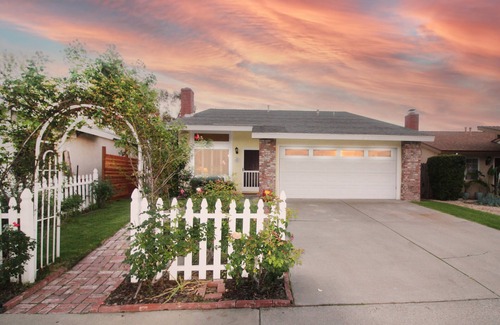 Mission Viejo House | Casa de la Loma - a Cozy & Colorful Retreat - Save 11%!