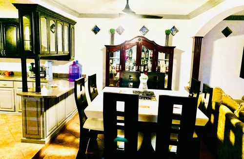Los Arcos House | Casa de las palmas within walking distance of the boardwalk