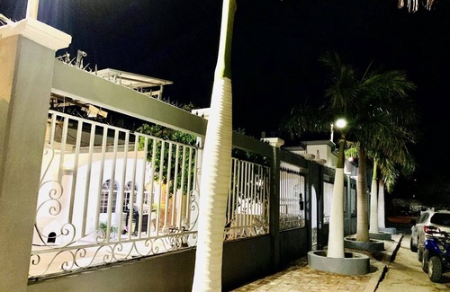 Los Arcos House | Casa de las palmas within walking distance of the boardwalk