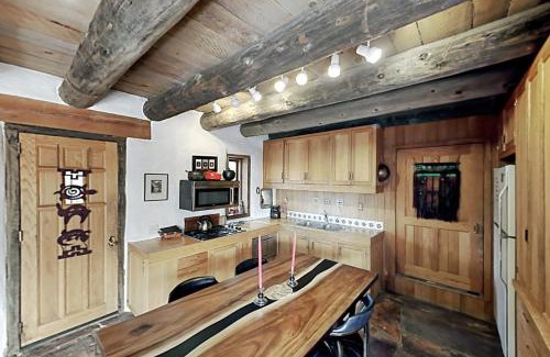 Canoncito House | Casa de las Piedras