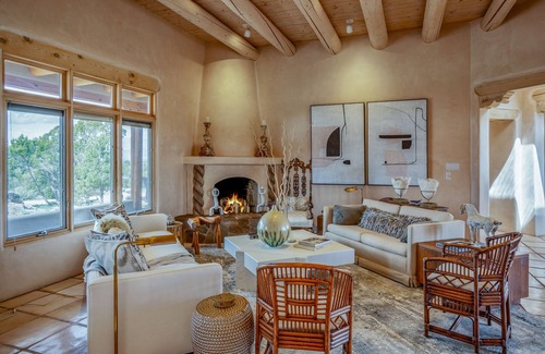 La Tierra House | Casa de las Vistas | Stunning Mountain Views | Designer Decor | MONTHLY