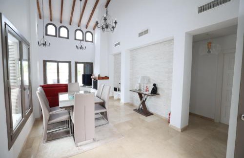 Caserio Los Tarquinos Villa | Casa De Los Smiths