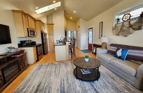 Ocean Shores House | Casa De Playa- Newer home on the water
