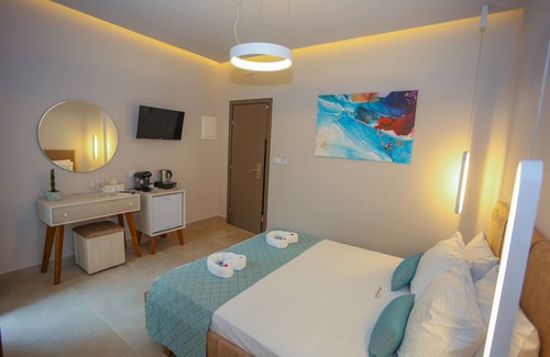 Old Town Hotel | Casa de Potie - Casa 4: Triple Room With Terrace in the Heart of Chania Old Town