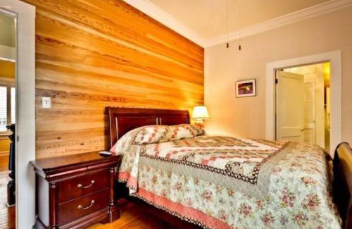 Meadows House | Casa de Rosalie by AvantStay Great Location w Pool BBQ Outdoor Dining Month Long Stays Only