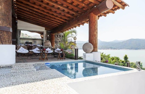 Valle de Bravo House | Casa del Lago: Valle de Bravo with lake access