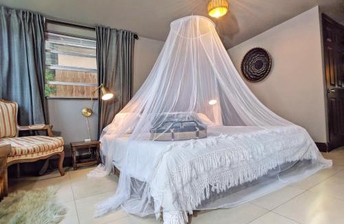 Downtown Fort Lauderdale House | Casa del Ojo - 3 King beds - Sun-soaked pool