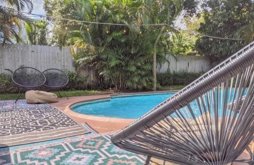 Downtown Fort Lauderdale House | Casa del Ojo - 3 King beds - Sun-soaked pool