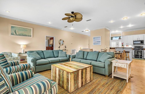 Plantation House | CASA DEL SOL - 4BR 4 BTH BEACHFRONT HOME W/POOL located in The Plantation