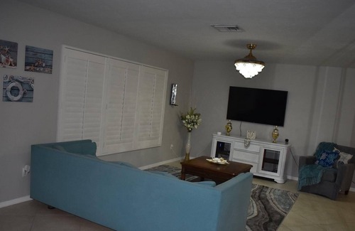 Kings Lake House | “Casa Della Luna” Private Luxury Pool Home, Only minutes To The Beach