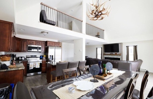 Locust Lake Village House | Casa di Montagna/5BR/3Bath/Pets Allowed - Near Water Parks & Restaurants!