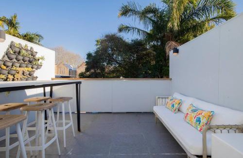 Cooks Hill House | Casa Dianna - Timeless Terrace near CBD and Waterfront