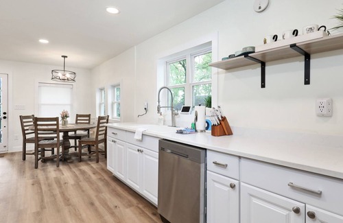 Hadley - Washington House | Casa Dora | Dog-friendly home near everything w/grill, fast WiFi, full kitchen
