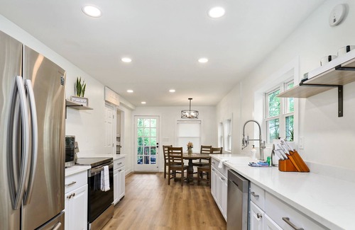 Hadley - Washington House | Casa Dora | Dog-friendly home near everything w/grill, fast WiFi, full kitchen