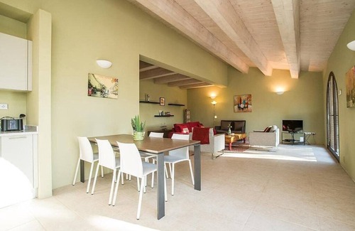 Trequanda House | Casa Dracena N: A welcoming two-story apartment situated in the heart of the Tuscan countryside, with Free WI-FI.