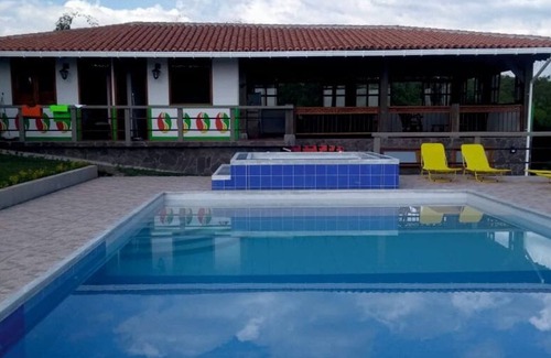Armenia Cottage | Casa en el Corazón del eje Cafetero Colombiano; con Piscina, Jacuzzi, Naturaleza