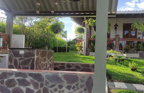 Armenia Cottage | Casa en el Corazón del eje Cafetero Colombiano; con Piscina, Jacuzzi, Naturaleza