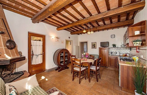 Po' Bandino House | Casa Erbetta A: A characteristic and welcoming apartment that is part of an ancient country house surrounded by the greenery, with Free WI-FI.