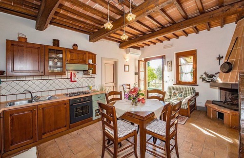 Po' Bandino House | Casa Erbetta A: A characteristic and welcoming apartment that is part of an ancient country house surrounded by the greenery, with Free WI-FI.