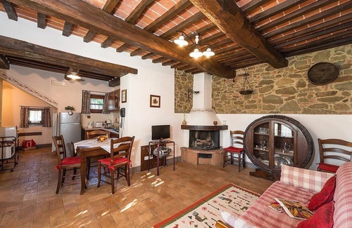 Po' Bandino House | Casa Erbetta B: A characteristic and welcoming apartment that is part of an ancient country house surrounded by the greenery, with Free WI-FI.