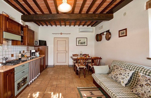 Po' Bandino House | Casa Erbetta C: A characteristic and welcoming apartment that is part of an ancient country house surrounded by the greenery, with Free WI-FI.