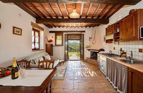 Po' Bandino House | Casa Erbetta C: A characteristic and welcoming apartment that is part of an ancient country house surrounded by the greenery, with Free WI-FI.