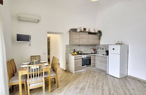 Praiano House | Casa Farfalla: A bright apartment that is part of a villa which faces the sun and the sea, with Free WI-FI.