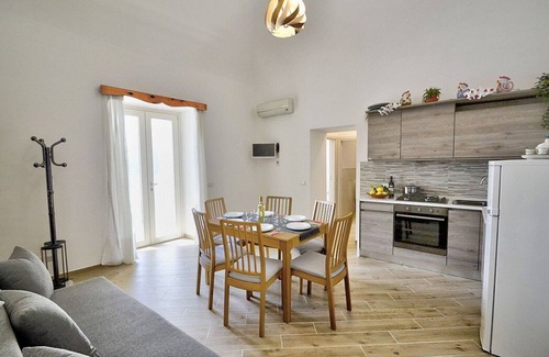 Praiano House | Casa Farfalla: A bright apartment that is part of a villa which faces the sun and the sea, with Free WI-FI.