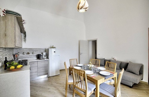 Praiano House | Casa Farfalla: A bright apartment that is part of a villa which faces the sun and the sea, with Free WI-FI.