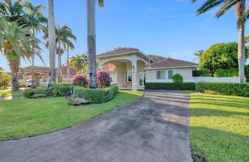 Kendale Lakes Villa | Casa Fina Miami Near Beaches
