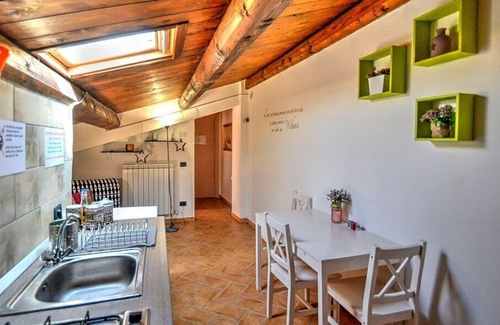 Spoleto House | Casa Geranio A: A modern and graceful apartment situated in a quiet location, a few minutes from the town center, with Free WI-FI.