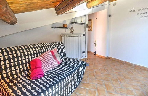 Spoleto House | Casa Geranio A: A modern and graceful apartment situated in a quiet location, a few minutes from the town center, with Free WI-FI.