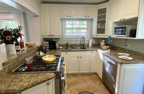 Grandview Heights House | Casa Gialla in West Palm Beach, Florida - minutes to Downtown and Palm Beach!