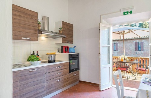 Asciano House | Casa Giobatta L: A characteristic and welcoming apartment that is part of an ancient country house surrounded by the greenery, with Free WI-FI.