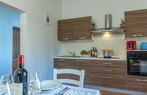 Asciano House | Casa Giobatta L: A characteristic and welcoming apartment that is part of an ancient country house surrounded by the greenery, with Free WI-FI.