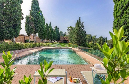Asciano House | Casa Giobatta L: A characteristic and welcoming apartment that is part of an ancient country house surrounded by the greenery, with Free WI-FI.