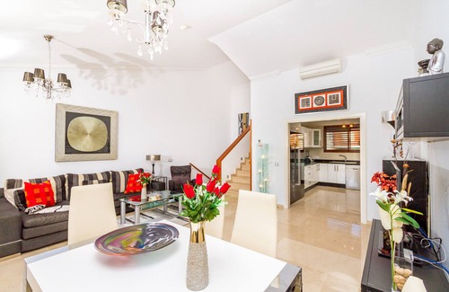 Mogan Villa | Casa Holmston Anfi Tauro. Great design, views, private hot tub & communal pool.