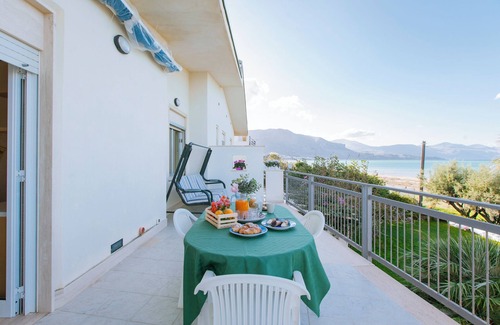 Alcamo Marina Apartment | CASA IBISCUS 1 5 meters from the beach