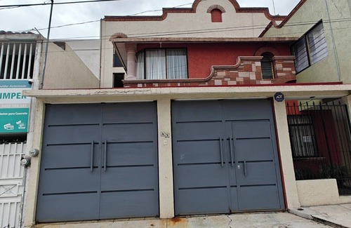 Morelia House | Casa Iona, beginning of downtown Morelia, warm, clean, coffee and garage included.