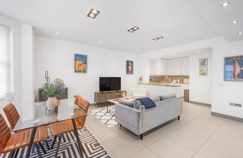 Kensington Apartment | Casa Italia near Gloucester Road with Outside Space
