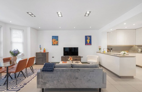 Kensington Apartment | Casa Italia near Gloucester Road with Outside Space