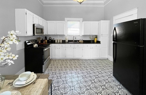 Government Hill House | Casa Joy: Chic Historic Home w/King Bed