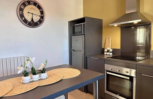 Brive-la-Gaillarde Apartment | Casa Labrunie - Central T3 avec Garage et Grande Terrasse
