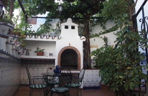 Ojen House | Casa Luciíta: Agradable con chimenea, patio y BBQ.