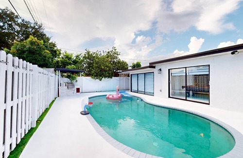 Driftwood House | Casa Lucia 5 Bedroom Home with Pool Near Hard Rock Casino