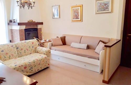 Diano Castello Apartment | Casa Luciana - apartment for 4 people in detached villa, beautiful garden and sea-view
